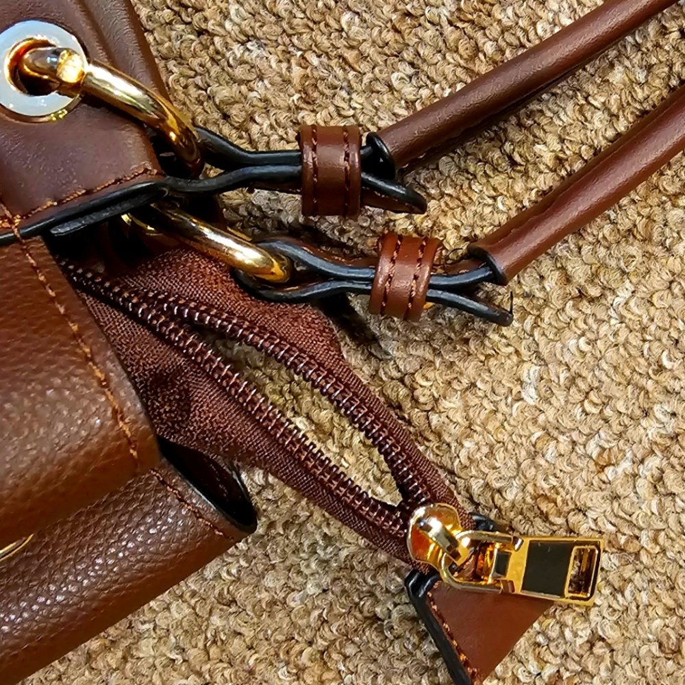 Shoulder Bag LIKE NEW - Picture 11 of 15